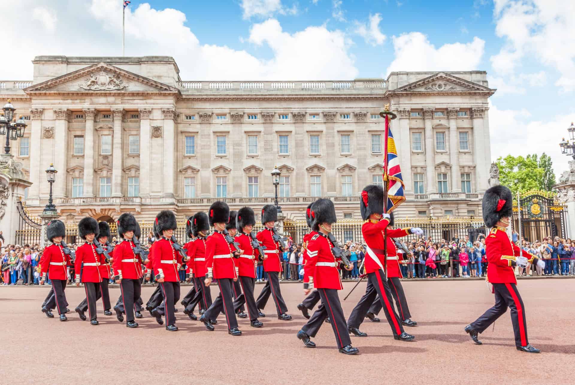 releve de la garde devant buckingham palace releve de la garde devant buckingham palace