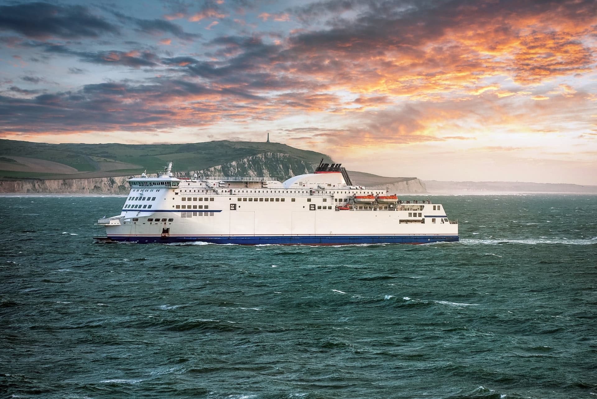 ferry traversant la manche pour rejoindre londres depuis la france ferry traversant la manche pour rejoindre londres depuis la france