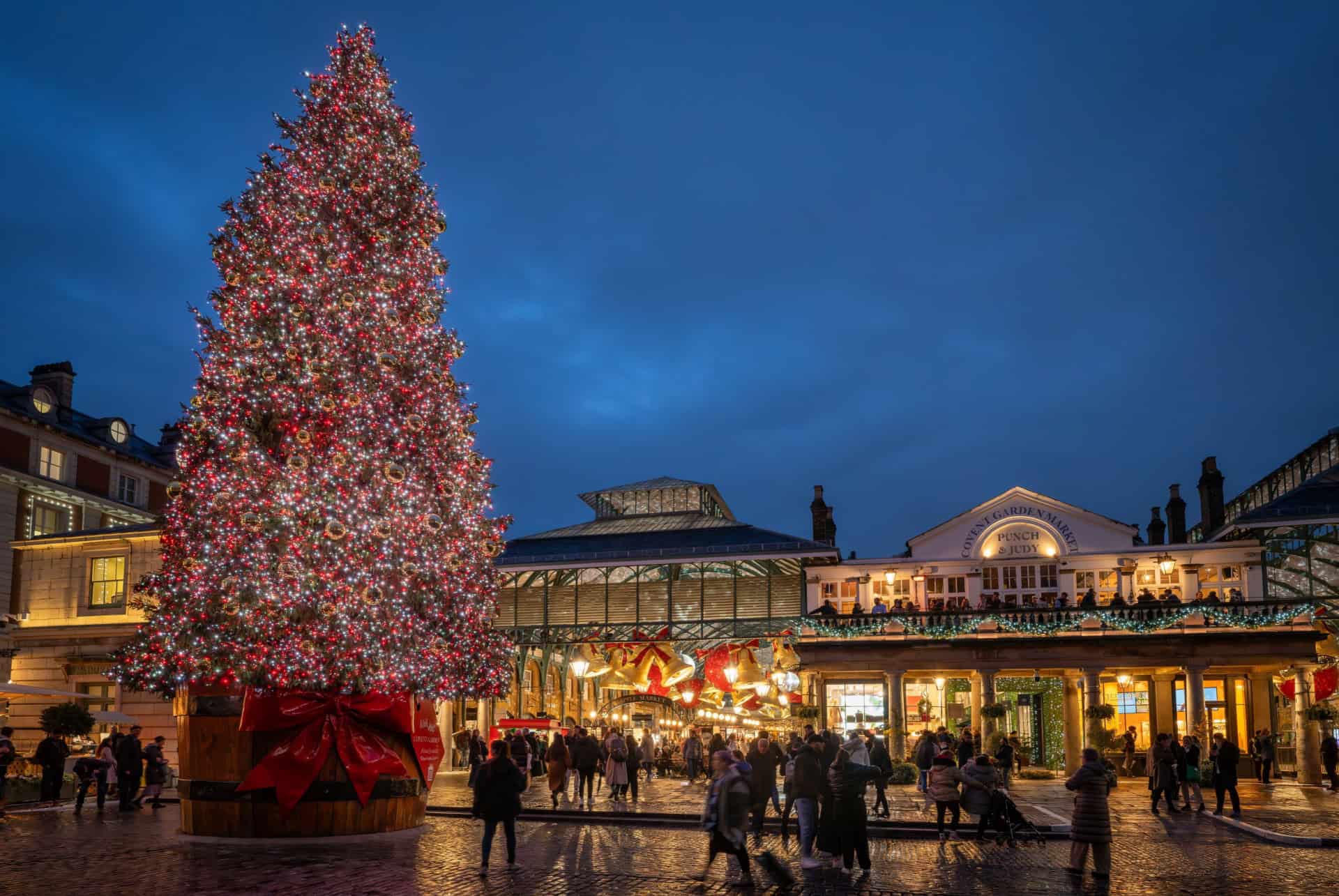 sapin devant covent garden plus beaux marches de noel de londres sapin devant covent garden plus beaux marches de noel de londres