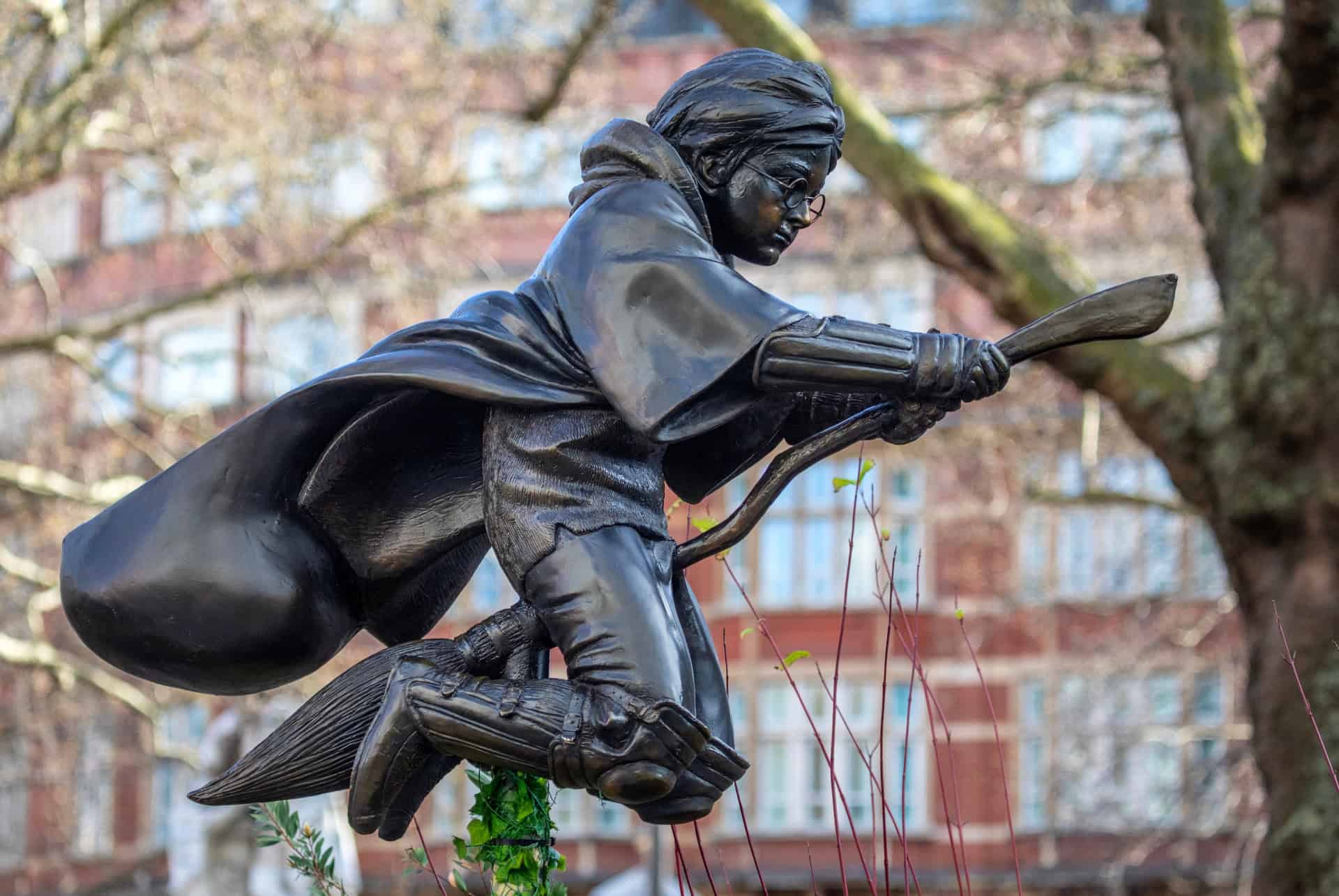 statue harry potter leicester square statue harry potter leicester square