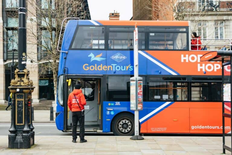 Bus à arrêts multiples Golden Tours Gray Line